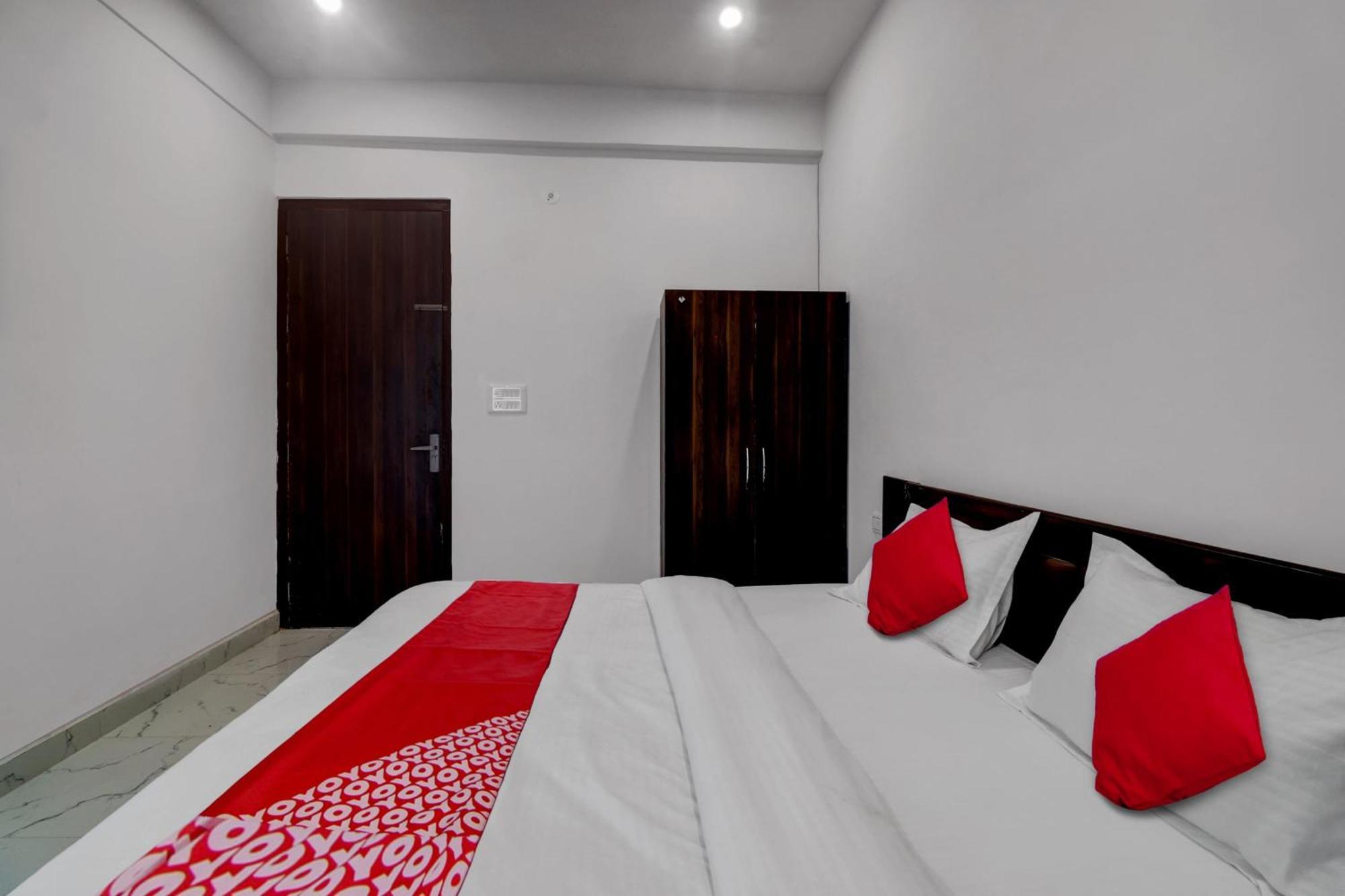 Hotel O Om Pushp Residency Mathura Bagian luar foto