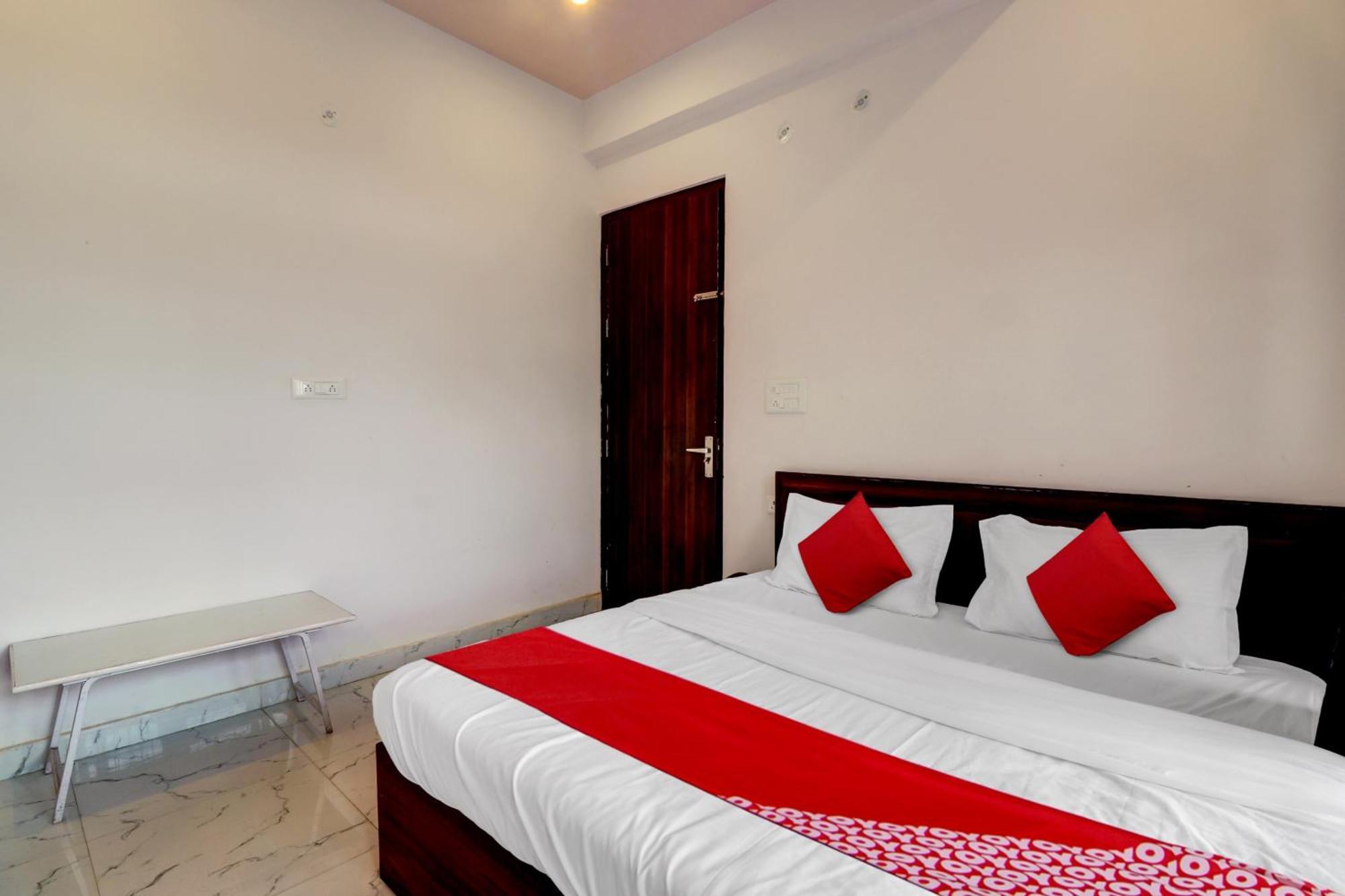 Hotel O Om Pushp Residency Mathura Bagian luar foto