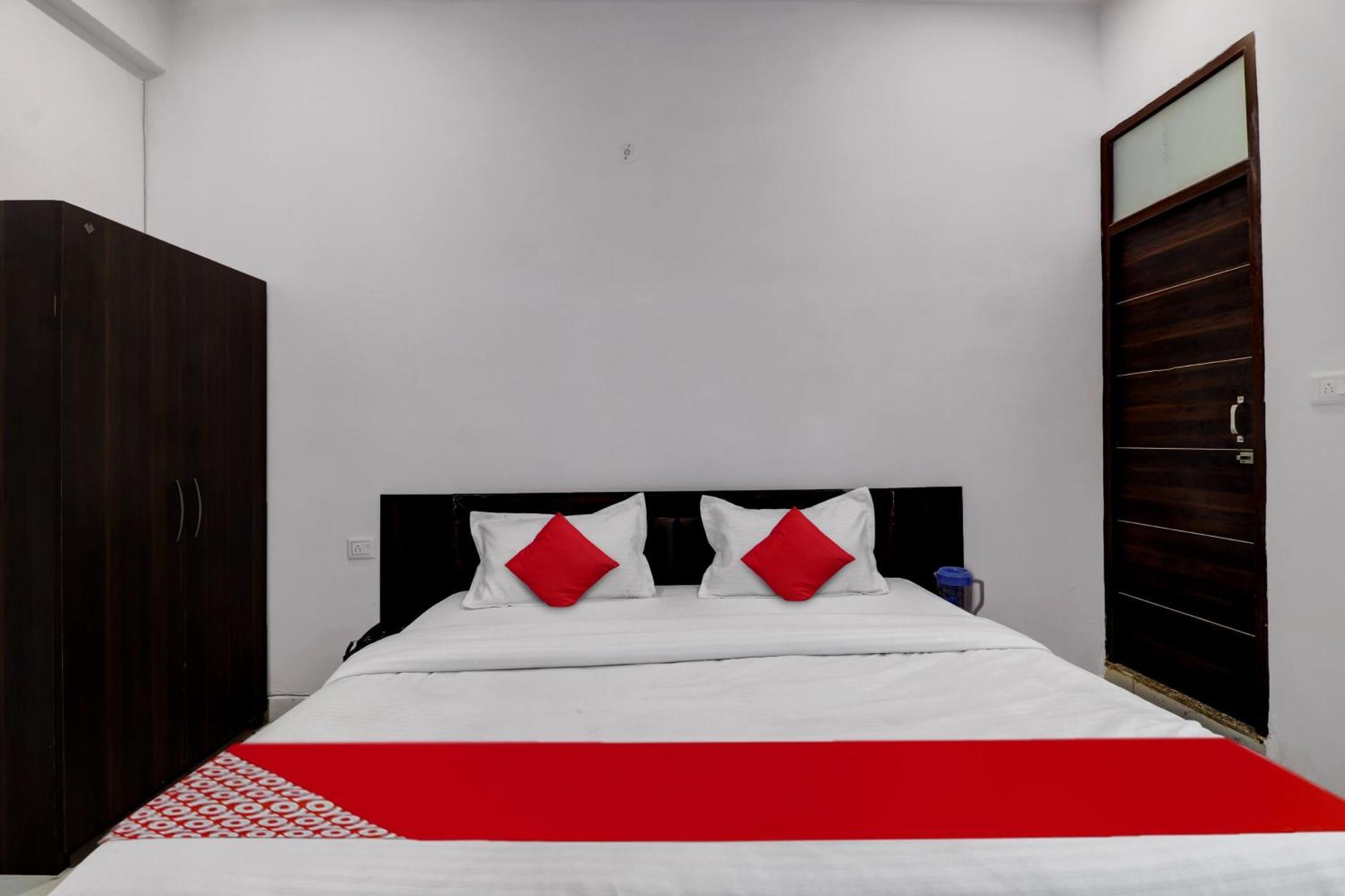 Hotel O Om Pushp Residency Mathura Bagian luar foto