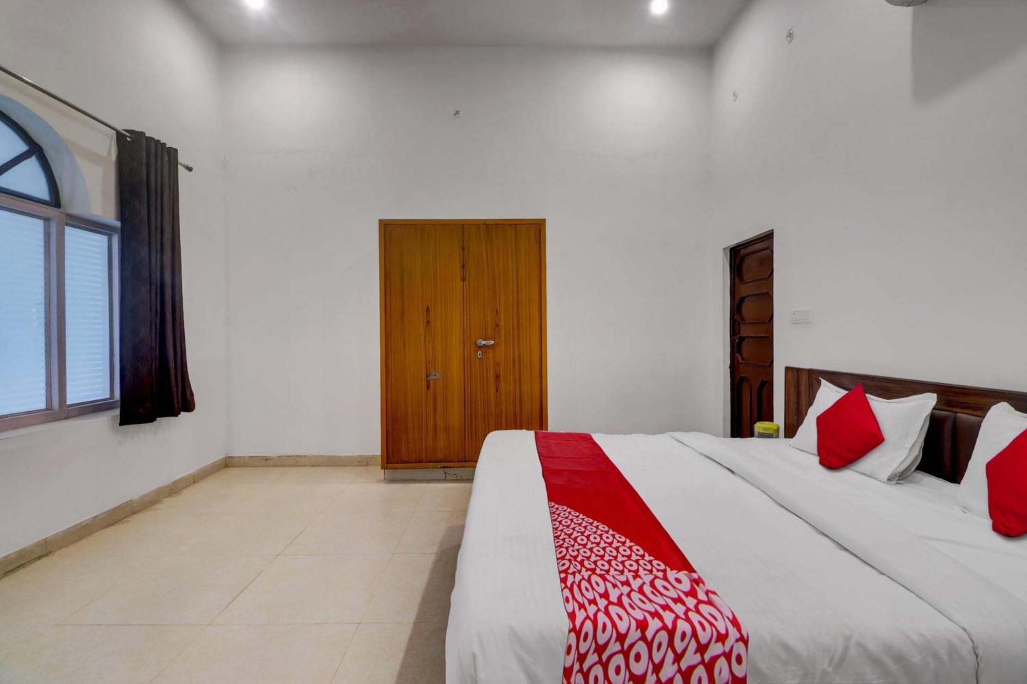 Hotel O Om Pushp Residency Mathura Bagian luar foto