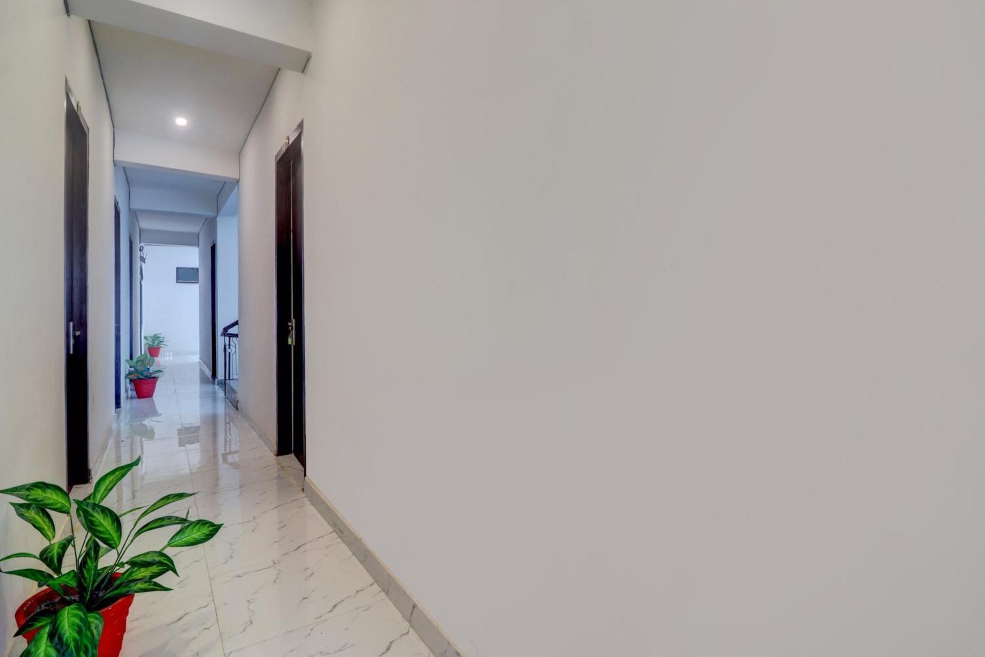 Hotel O Om Pushp Residency Mathura Bagian luar foto