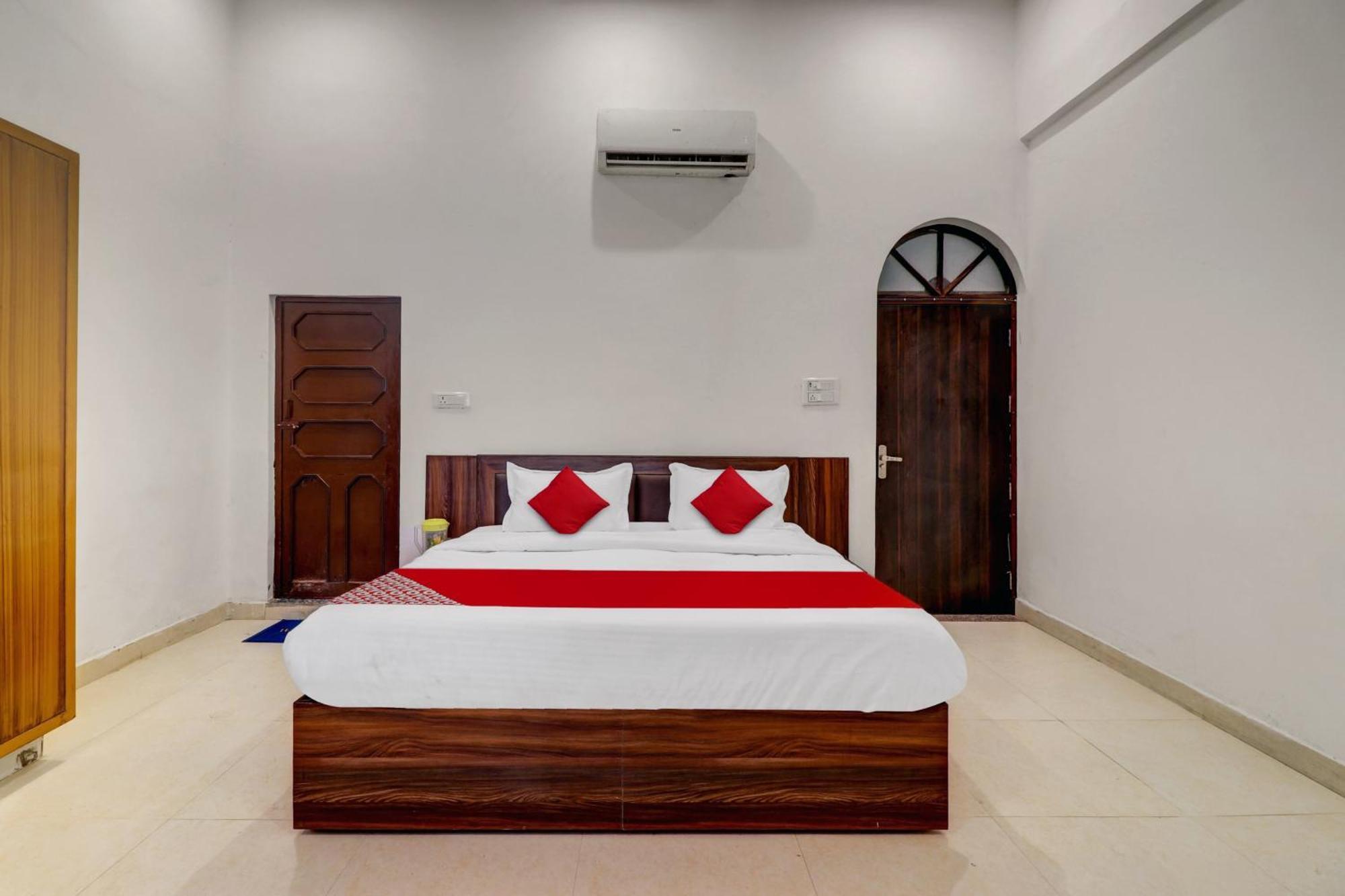 Hotel O Om Pushp Residency Mathura Bagian luar foto
