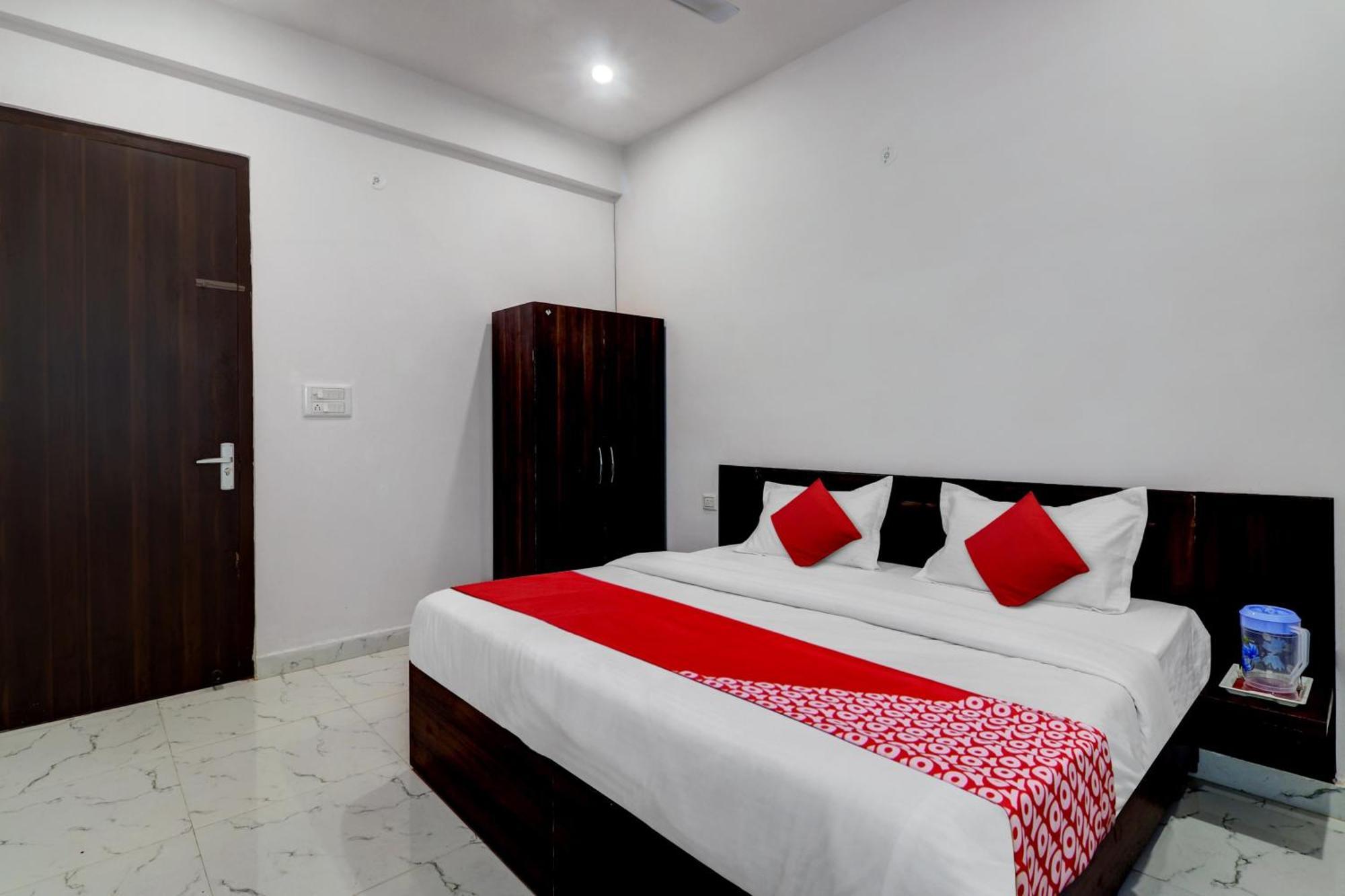Hotel O Om Pushp Residency Mathura Bagian luar foto