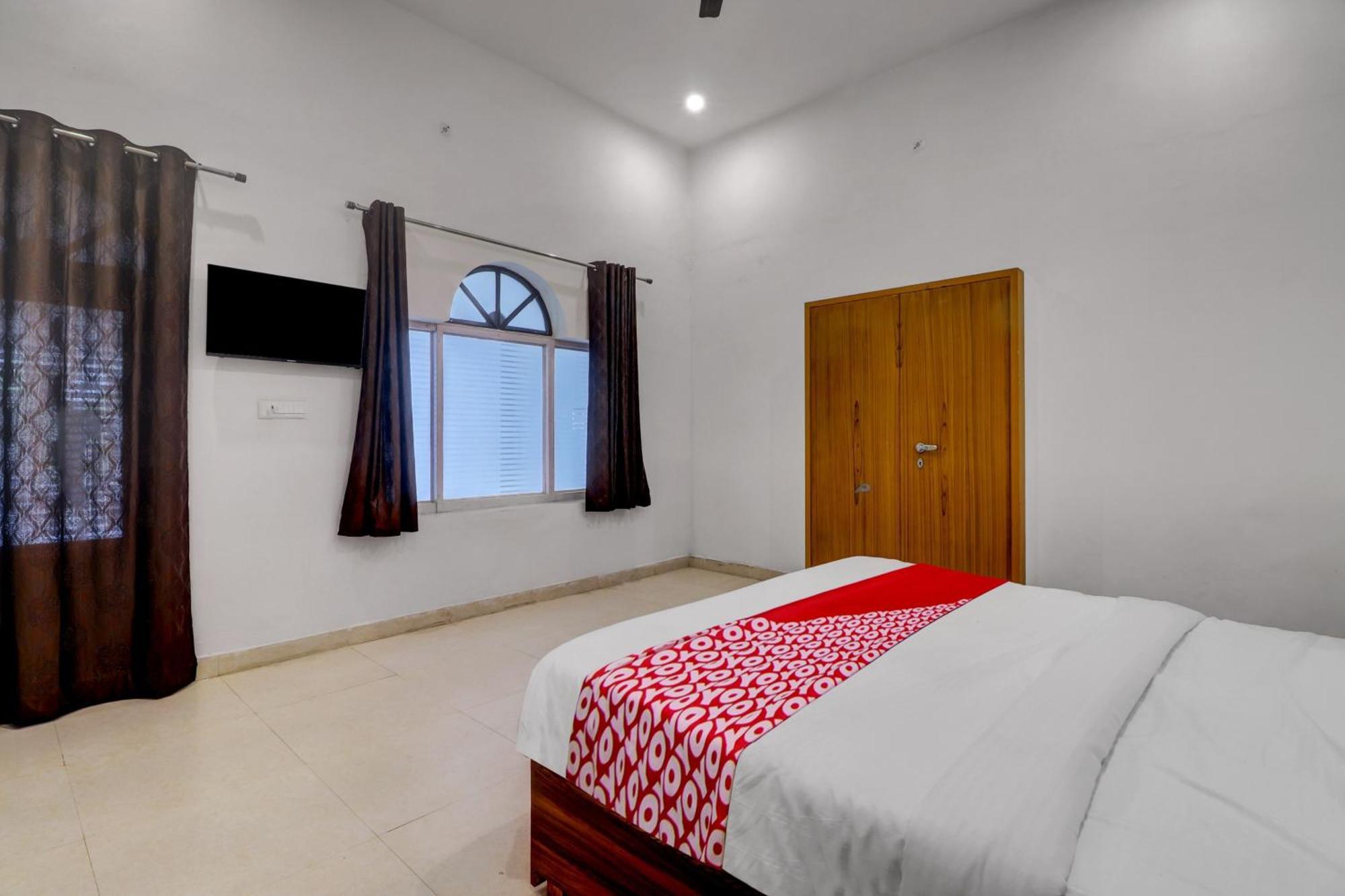 Hotel O Om Pushp Residency Mathura Bagian luar foto