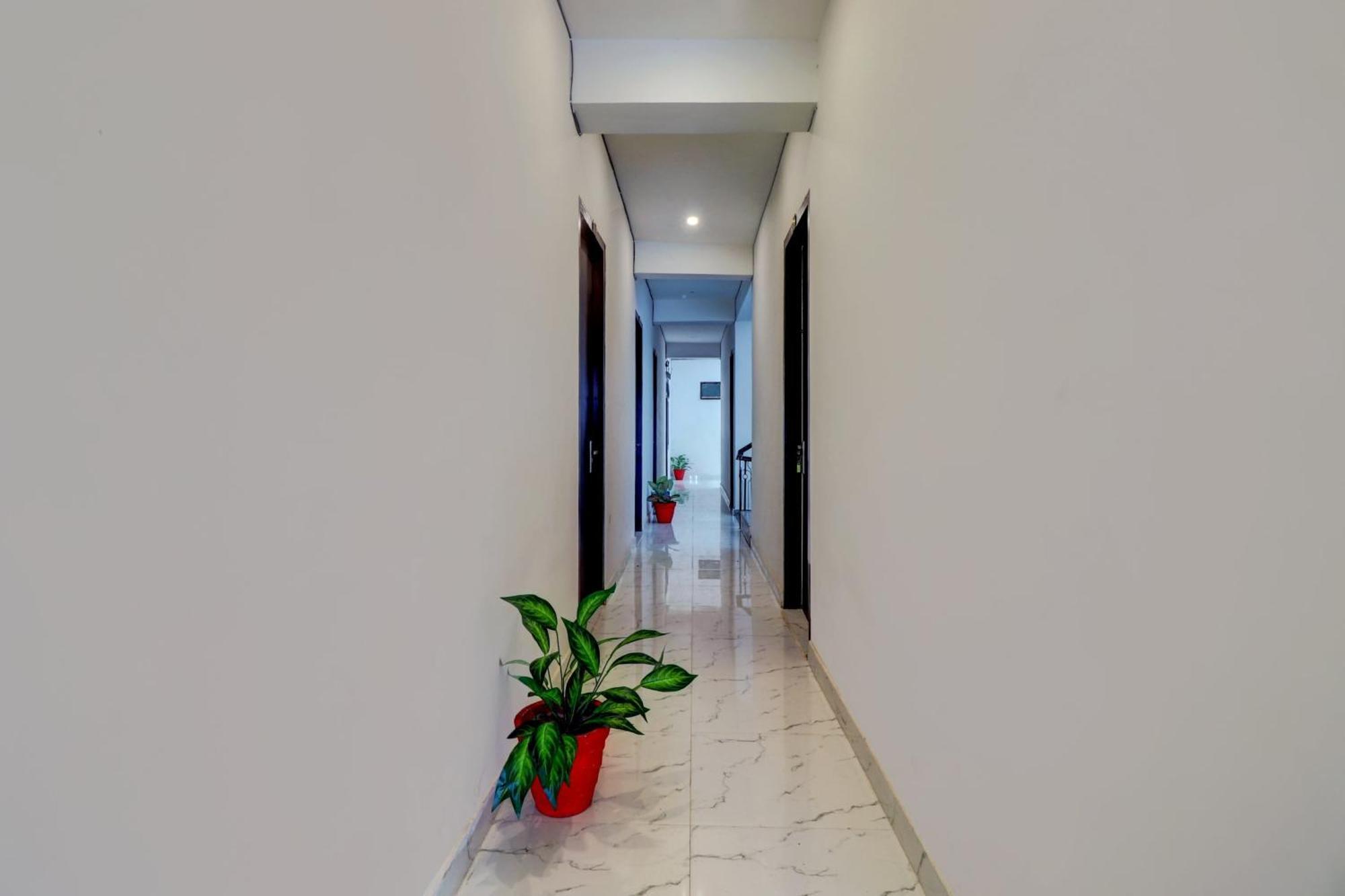 Hotel O Om Pushp Residency Mathura Bagian luar foto