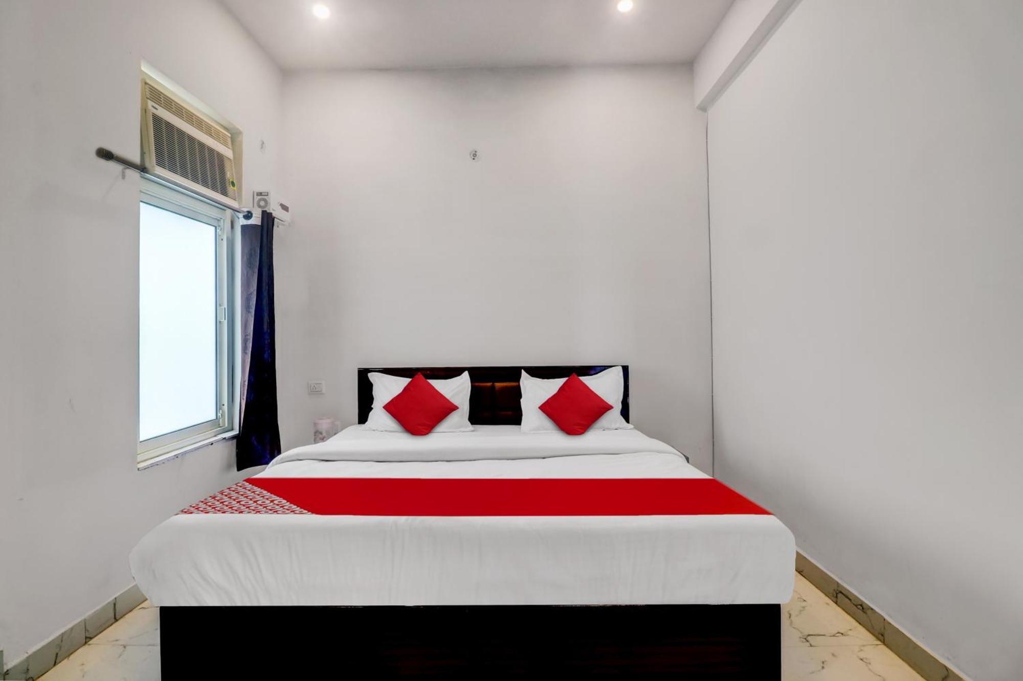 Hotel O Om Pushp Residency Mathura Bagian luar foto