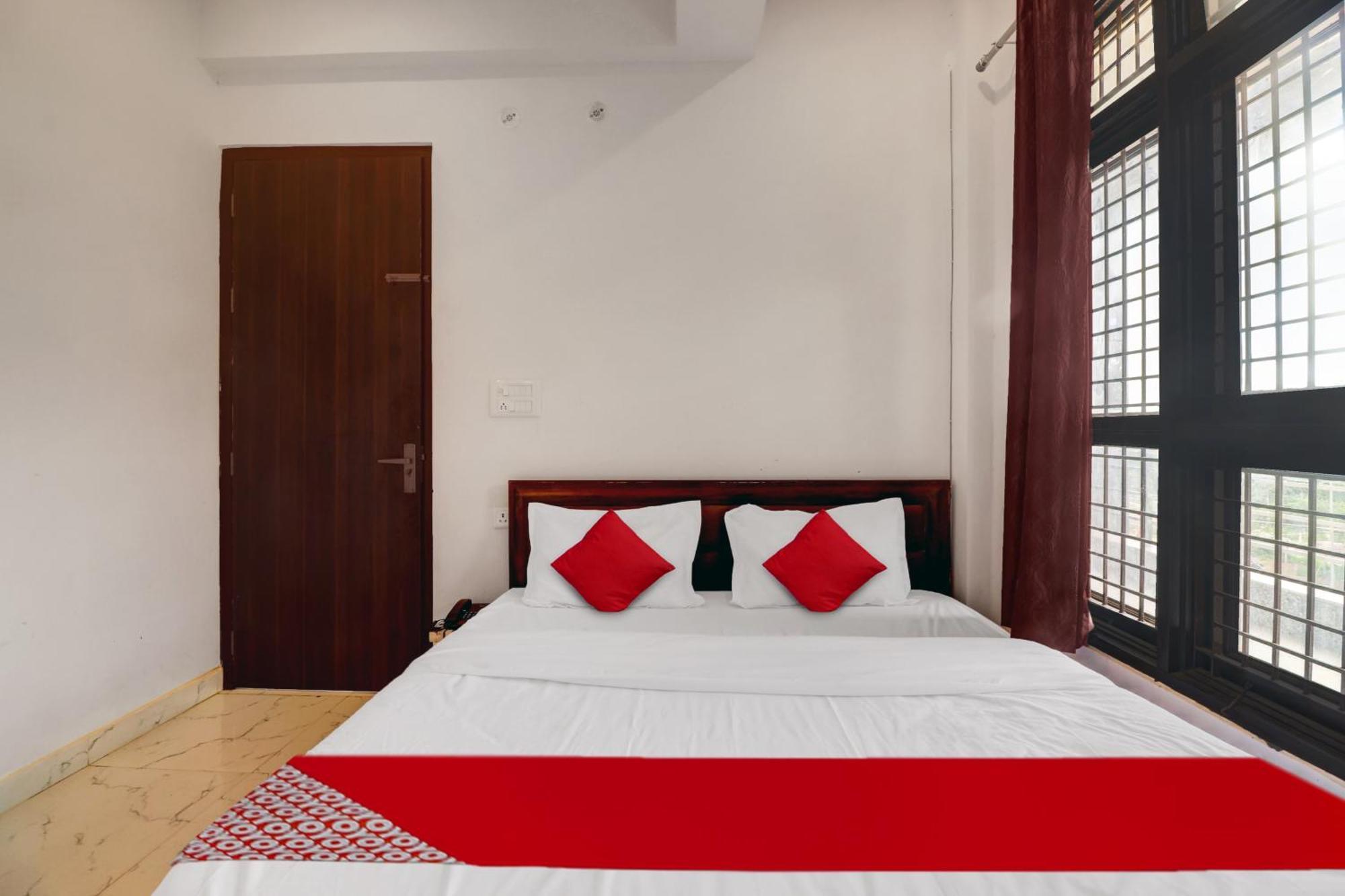 Hotel O Om Pushp Residency Mathura Bagian luar foto