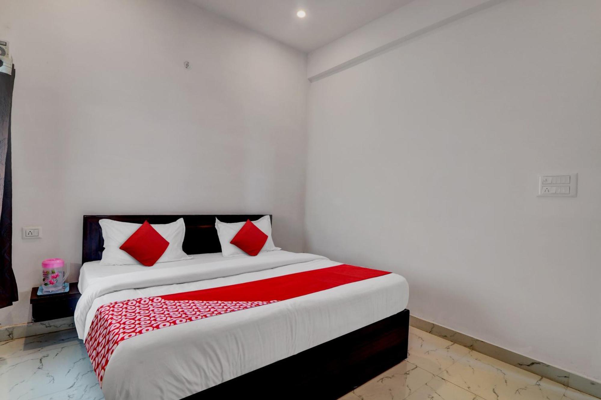Hotel O Om Pushp Residency Mathura Bagian luar foto