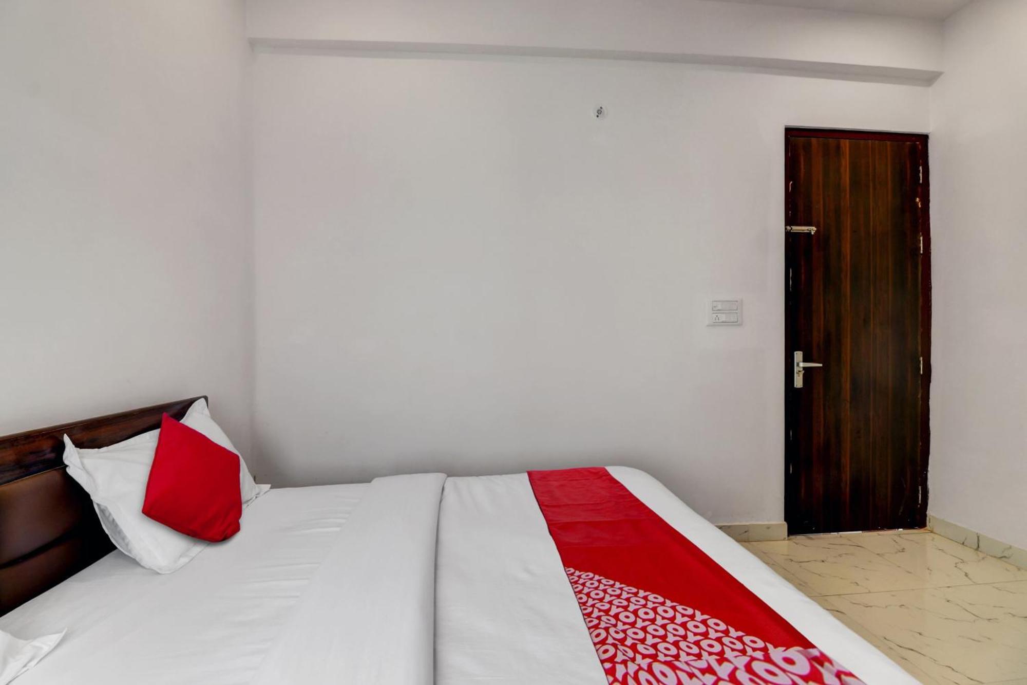 Hotel O Om Pushp Residency Mathura Bagian luar foto